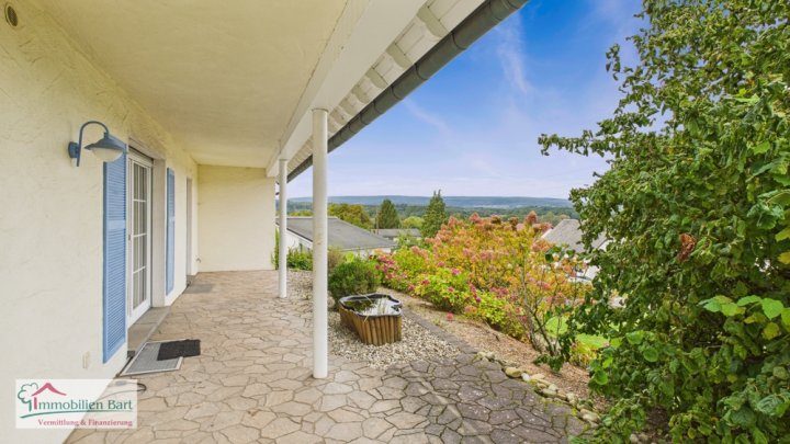 ZWEIFAMILIENHAUS MIT POOL, GROßEM GARTEN UND EIGENEM WALD