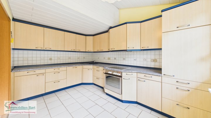 ZWEIFAMILIENHAUS MIT POOL, GROßEM GARTEN UND EIGENEM WALD