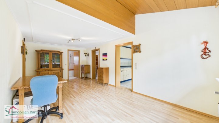 ZWEIFAMILIENHAUS MIT POOL, GROßEM GARTEN UND EIGENEM WALD