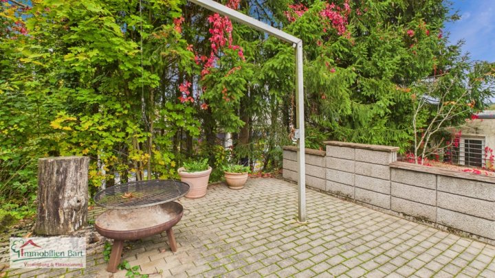 ZWEIFAMILIENHAUS MIT POOL, GROßEM GARTEN UND EIGENEM WALD