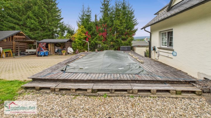 ZWEIFAMILIENHAUS MIT POOL, GROßEM GARTEN UND EIGENEM WALD