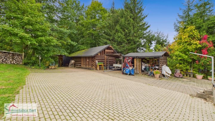 ZWEIFAMILIENHAUS MIT POOL, GROßEM GARTEN UND EIGENEM WALD