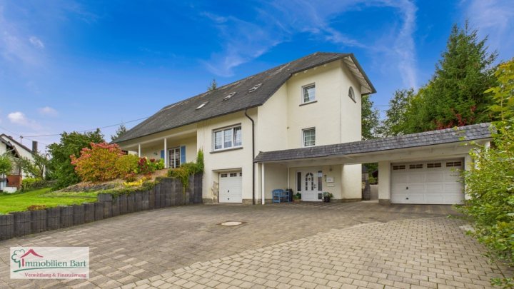 ZWEIFAMILIENHAUS MIT POOL, GROßEM GARTEN UND EIGENEM WALD