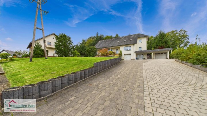 ZWEIFAMILIENHAUS MIT POOL, GROßEM GARTEN UND EIGENEM WALD