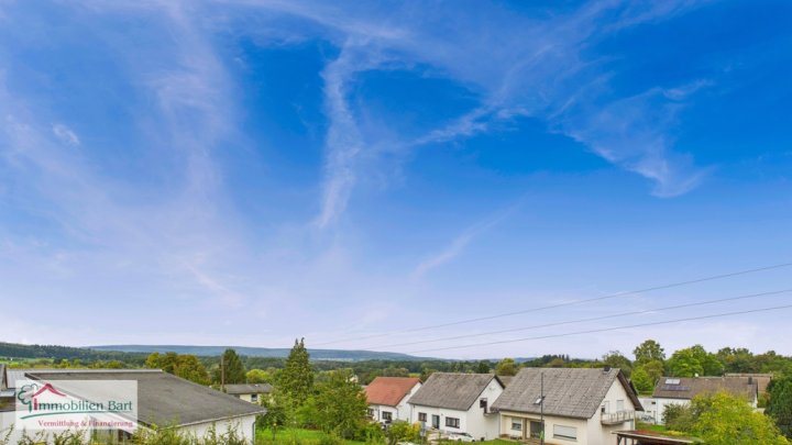 ZWEIFAMILIENHAUS MIT POOL, GROßEM GARTEN UND EIGENEM WALD