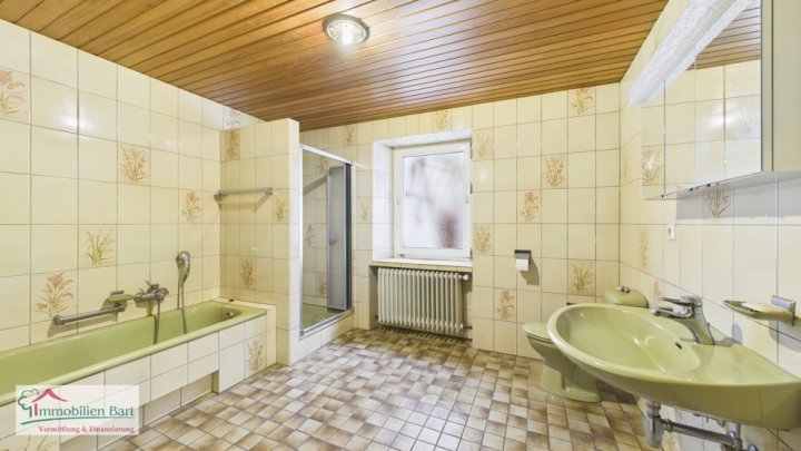 GRENZE L-SCHENGEN: BAUERNHAUS MIT GROßEN NEBENGEBÄUDEN IN PERL-BORG!