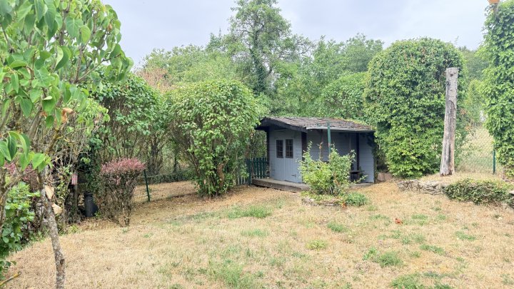 Freistehendes Einfamilienhaus mit großer Garage, Balkon, Terrasse u. gepflegtem Garten in Seyweiler