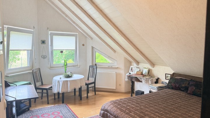 Freistehendes Einfamilienhaus mit großer Garage, Balkon, Terrasse u. gepflegtem Garten in Seyweiler