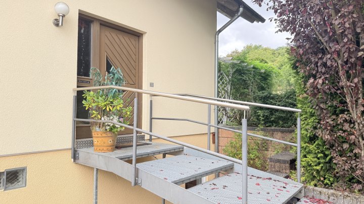 Freistehendes Einfamilienhaus mit großer Garage, Balkon, Terrasse u. gepflegtem Garten in Seyweiler