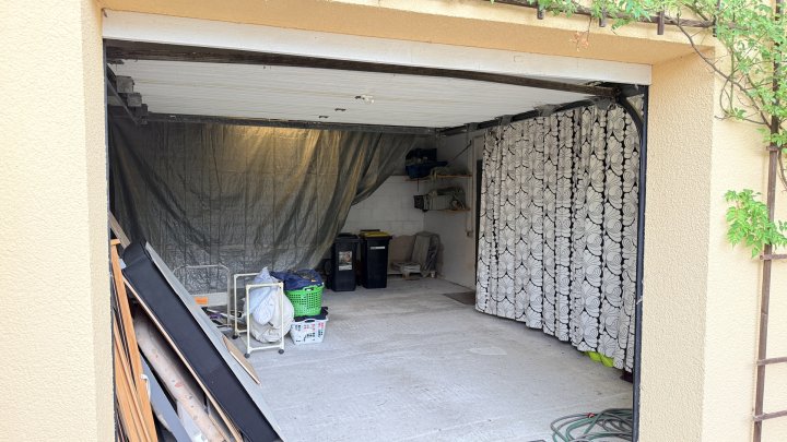 Freistehendes Einfamilienhaus mit großer Garage, Balkon, Terrasse u. gepflegtem Garten in Seyweiler