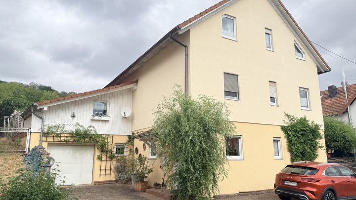 Freistehendes Einfamilienhaus mit großer Garage, Balkon, Terrasse u. gepflegtem Garten in Seyweiler