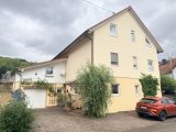 Wohnhaus mit seitlichem Eingang