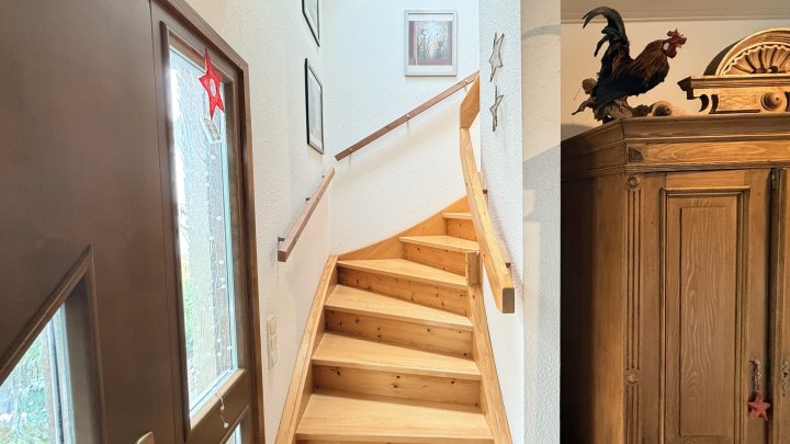 Freistehendes Einfamilienhaus mit großer Garage, Balkon, Terrasse u. gepflegtem Garten in Seyweiler