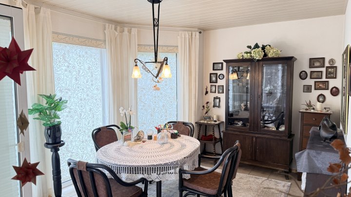 Freistehendes Einfamilienhaus mit großer Garage, Balkon, Terrasse u. gepflegtem Garten in Seyweiler