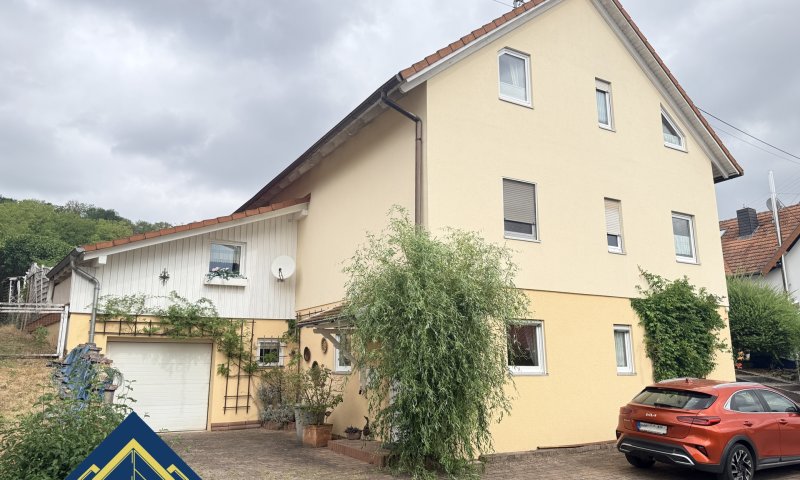 Freistehendes Einfamilienhaus mit großer Garage, Balkon, Terrasse u. gepflegtem Garten in Seyweiler