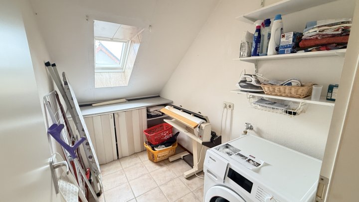 Freistehendes Einfamilienhaus mit großer Garage, Balkon, Terrasse u. gepflegtem Garten in Seyweiler