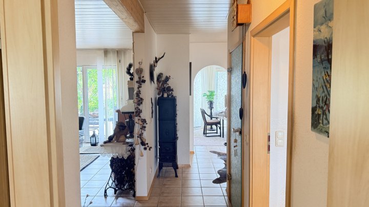 Freistehendes Einfamilienhaus mit großer Garage, Balkon, Terrasse u. gepflegtem Garten in Seyweiler