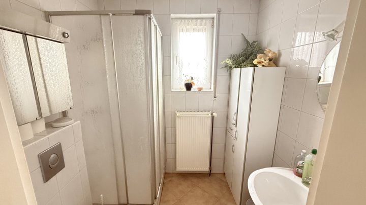 Freistehendes Einfamilienhaus mit großer Garage, Balkon, Terrasse u. gepflegtem Garten in Seyweiler