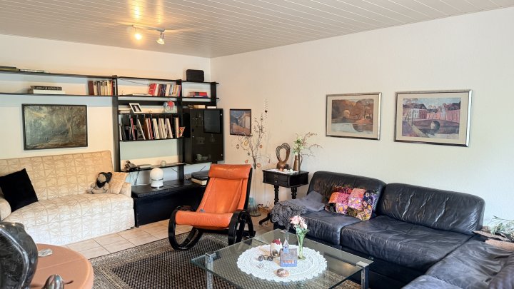 Freistehendes Einfamilienhaus mit großer Garage, Balkon, Terrasse u. gepflegtem Garten in Seyweiler