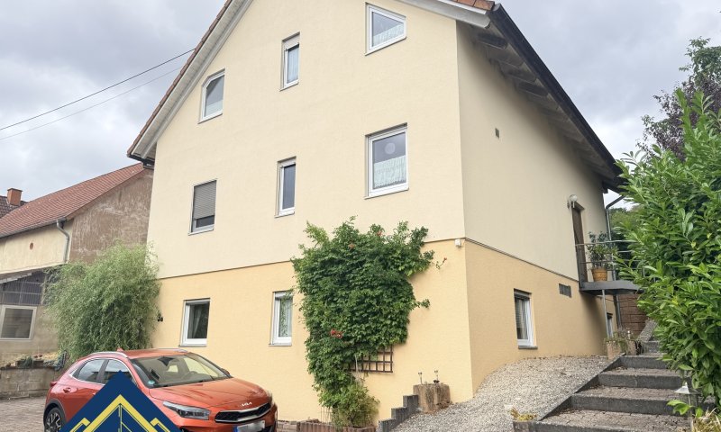 Freistehendes Einfamilienhaus mit großer Garage, Balkon, Terrasse u. gepflegtem Garten in Seyweiler
