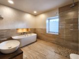Tageslicht-Bad mit freistehender Badewanne und Walk-In Dusche