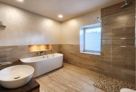 Tageslicht-Bad mit freistehender Badewanne und Walk-In Dusche