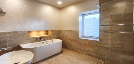 Tageslicht-Bad mit freistehender Badewanne und Walk-In Dusche