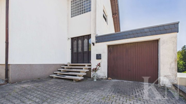Zwei Wohneinheiten, ein Zuhause – vielseitiges Wohnhaus mit Renovierungspotenzial