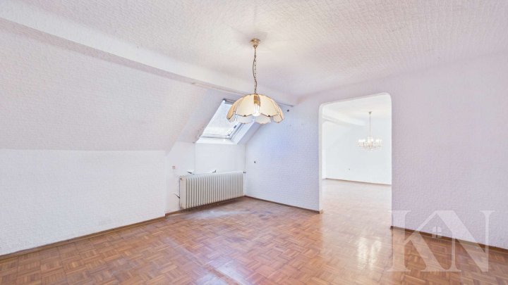 Zwei Wohneinheiten, ein Zuhause – vielseitiges Wohnhaus mit Renovierungspotenzial