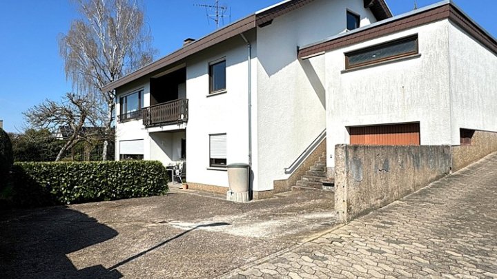 Freistehehendes Einfamilienhaus mit Einliegerwohnung in beliebter Lage