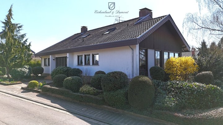 Freistehehendes Einfamilienhaus mit Einliegerwohnung in beliebter Lage