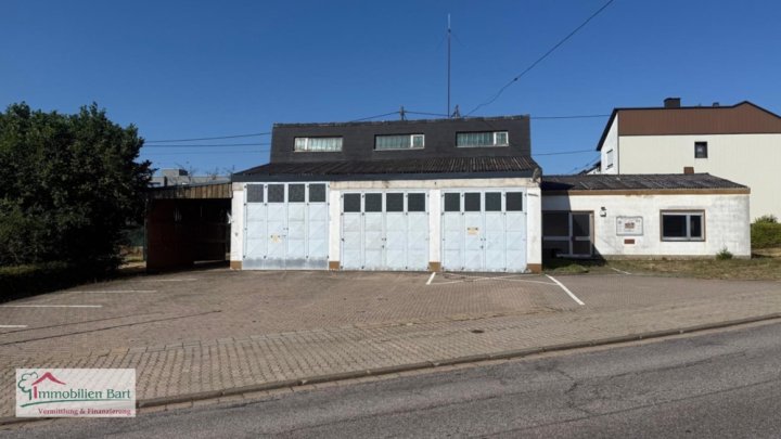 FEUERWEHRGERÄTEHAUS / 2 BAUGRUNDSTÜCKE / 1.745 M²