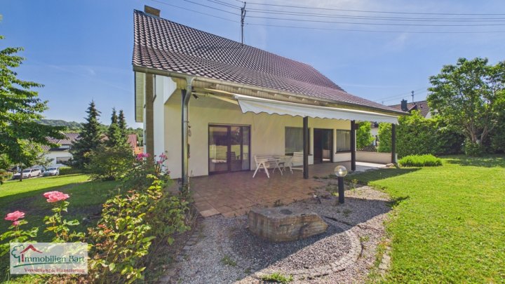 SONNIGE UND RUHIGE LAGE IN FREMERSDORF:

4 SCHLAFZIMMER /  2 BALKONE / GARTEN /  TERRASSE / GARAGE