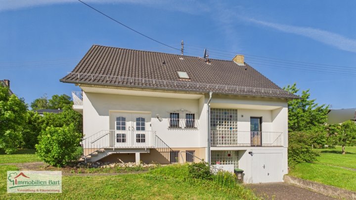 SONNIGE UND RUHIGE LAGE IN FREMERSDORF:

4 SCHLAFZIMMER /  2 BALKONE / GARTEN /  TERRASSE / GARAGE
