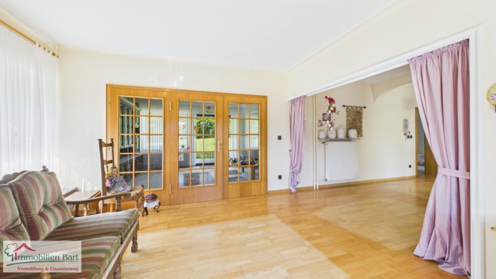 SONNIGE UND RUHIGE LAGE IN FREMERSDORF:

4 SCHLAFZIMMER /  2 BALKONE / GARTEN /  TERRASSE / GARAGE
