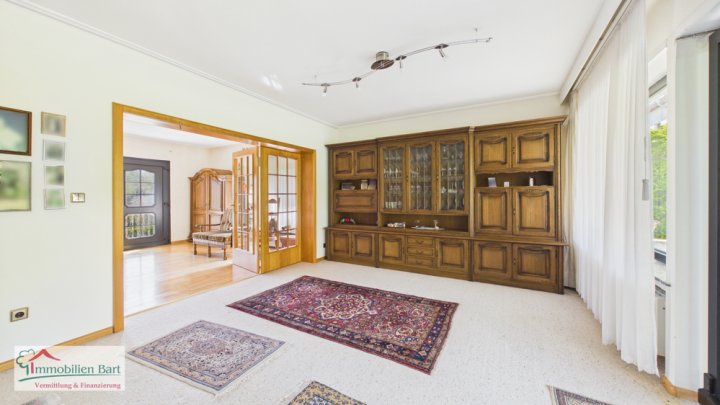 SONNIGE UND RUHIGE LAGE IN FREMERSDORF:

4 SCHLAFZIMMER /  2 BALKONE / GARTEN /  TERRASSE / GARAGE