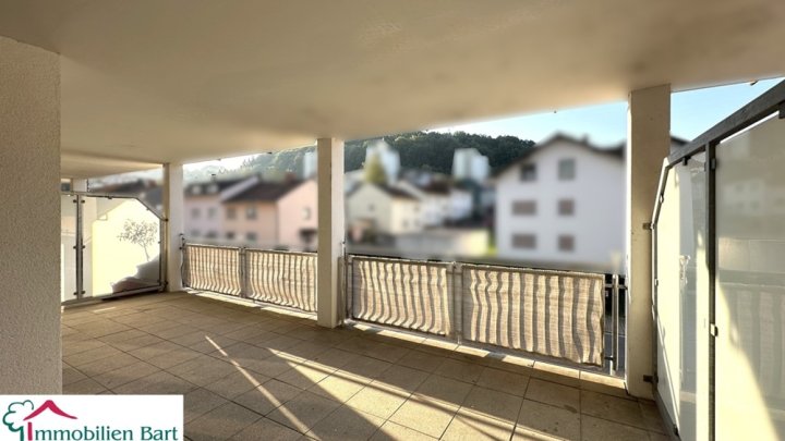 SOFORT VERFÜGBAR: MODERNE WOHNUNG MIT 21 M² GROßEN LOGGIA!