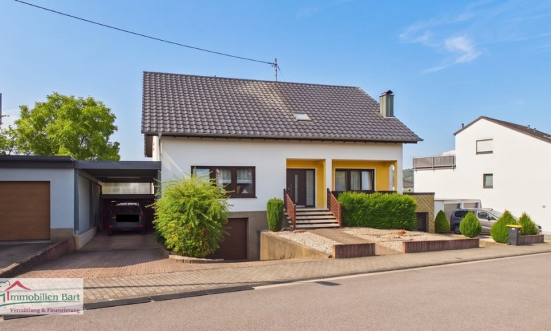 DIREKTE GRENZNÄHE: SEHR GEPFLEGTES WOHNHAUS / 6 SZ / GARAGE / CARPORT / GARTEN IN TOP WOHNLAGE!