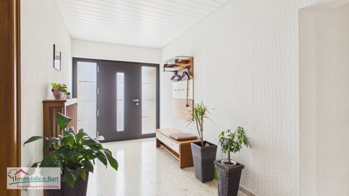 DIREKTE GRENZNÄHE: SEHR GEPFLEGTES WOHNHAUS / 6 SZ / GARAGE / CARPORT / GARTEN IN TOP WOHNLAGE!