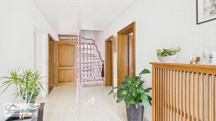 DIREKTE GRENZNÄHE: SEHR GEPFLEGTES WOHNHAUS / 6 SZ / GARAGE / CARPORT / GARTEN IN TOP WOHNLAGE!