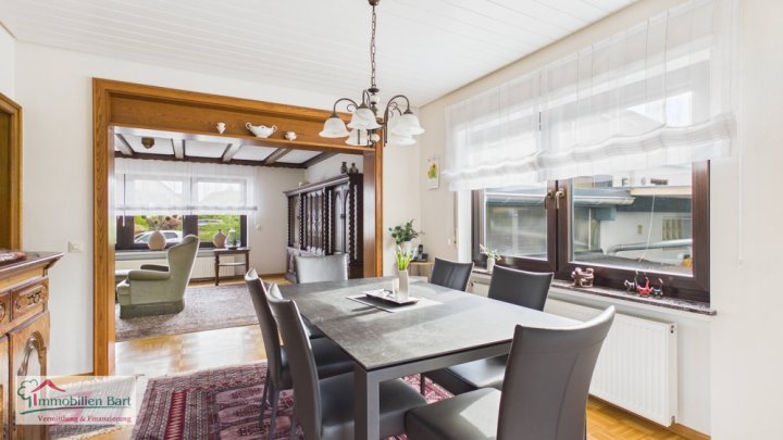 DIREKTE GRENZNÄHE: SEHR GEPFLEGTES WOHNHAUS / 6 SZ / GARAGE / CARPORT / GARTEN IN TOP WOHNLAGE!