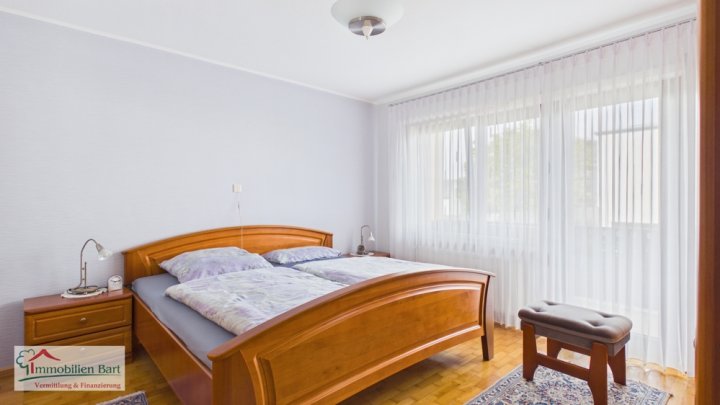 DIREKTE GRENZNÄHE: SEHR GEPFLEGTES WOHNHAUS / 6 SZ / GARAGE / CARPORT / GARTEN IN TOP WOHNLAGE!