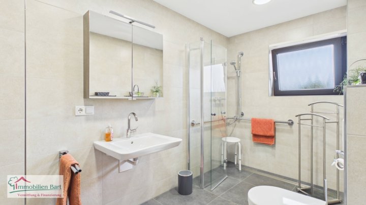 DIREKTE GRENZNÄHE: SEHR GEPFLEGTES WOHNHAUS / 6 SZ / GARAGE / CARPORT / GARTEN IN TOP WOHNLAGE!