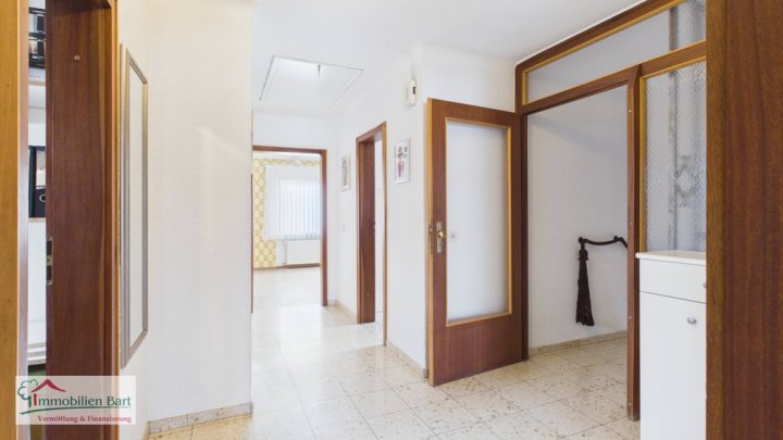 DIREKTE GRENZNÄHE: SEHR GEPFLEGTES WOHNHAUS / 6 SZ / GARAGE / CARPORT / GARTEN IN TOP WOHNLAGE!