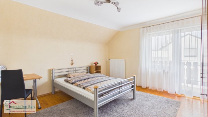 DIREKTE GRENZNÄHE: SEHR GEPFLEGTES WOHNHAUS / 6 SZ / GARAGE / CARPORT / GARTEN IN TOP WOHNLAGE!