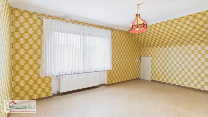 DIREKTE GRENZNÄHE: SEHR GEPFLEGTES WOHNHAUS / 6 SZ / GARAGE / CARPORT / GARTEN IN TOP WOHNLAGE!