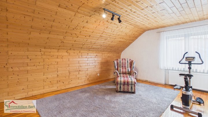 DIREKTE GRENZNÄHE: SEHR GEPFLEGTES WOHNHAUS / 6 SZ / GARAGE / CARPORT / GARTEN IN TOP WOHNLAGE!