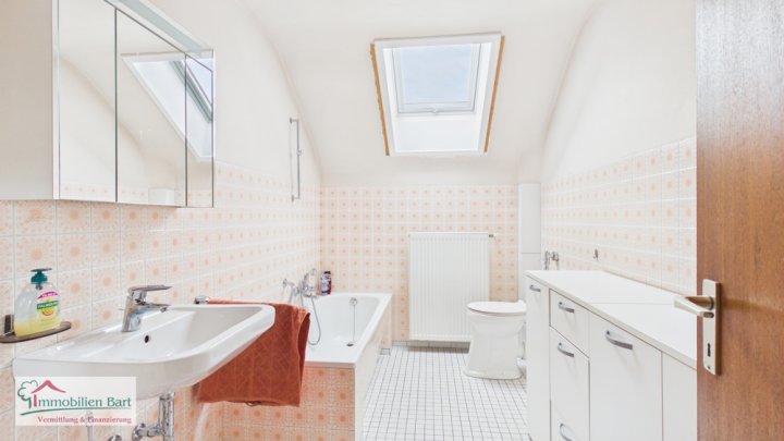 DIREKTE GRENZNÄHE: SEHR GEPFLEGTES WOHNHAUS / 6 SZ / GARAGE / CARPORT / GARTEN IN TOP WOHNLAGE!