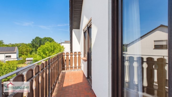 DIREKTE GRENZNÄHE: SEHR GEPFLEGTES WOHNHAUS / 6 SZ / GARAGE / CARPORT / GARTEN IN TOP WOHNLAGE!