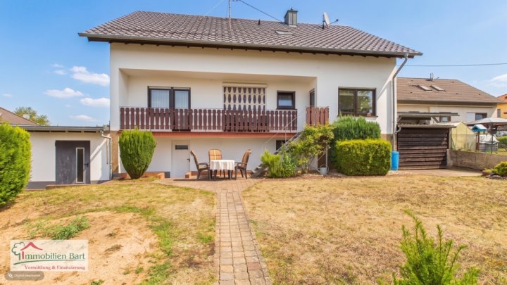 DIREKTE GRENZNÄHE: SEHR GEPFLEGTES WOHNHAUS / 6 SZ / GARAGE / CARPORT / GARTEN IN TOP WOHNLAGE!